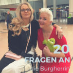 Die Burgherrin Sonja Frohberg zusammen mit Betty - Kiss the frog