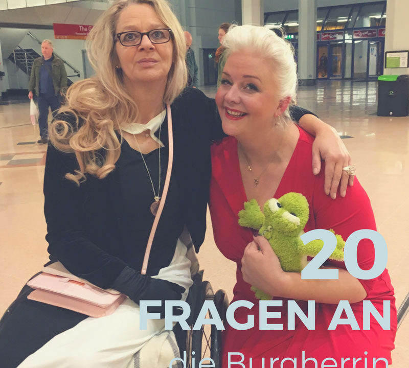 Die Burgherrin Sonja Frohberg zusammen mit Betty - Kiss the frog